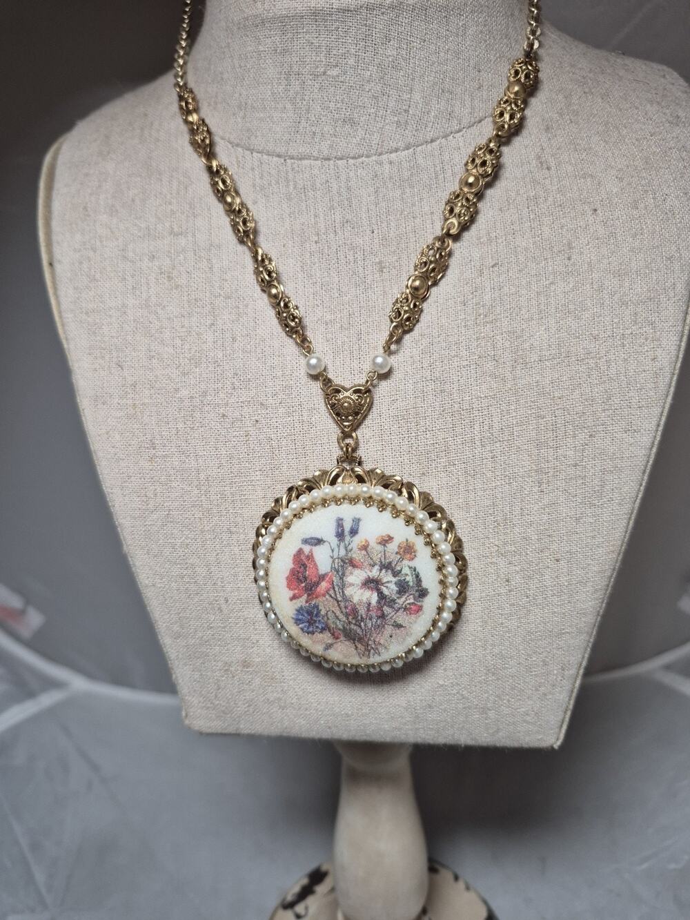 💥 Vintage Western Germany Gold Tone Filigree Painted Floral Cameo Necklace